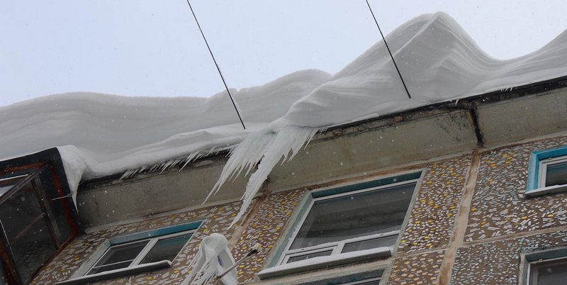 Снег с крыши на голову. Сход снега с крыши. Сосульки. Осторожно сход снега с крыши. Наледь на крыше.