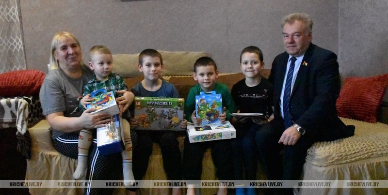 депутат поздравил детей из опекунской семьи кричева