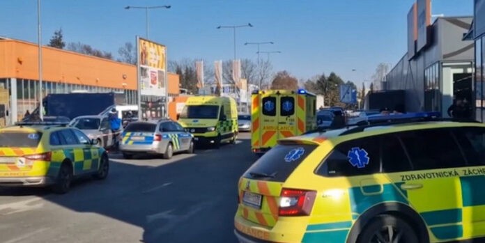 Подросток с ножом нанес смертельные ранения двум женщинам в ТЦ в Чехии