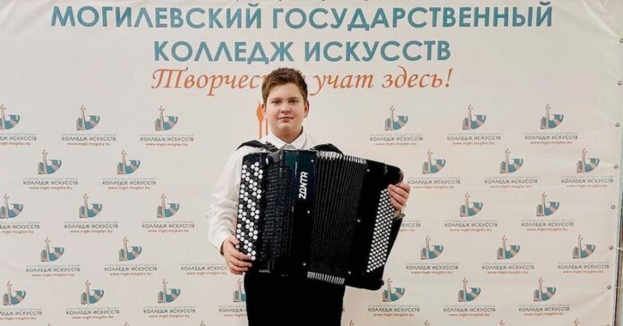 Юный музыкант из Кричева блестяще показал себя на конкурсе «Зимние мотивы»