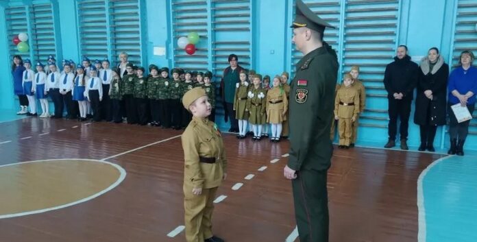 В СШ №1 Кричева прошел парад октябрьских войск