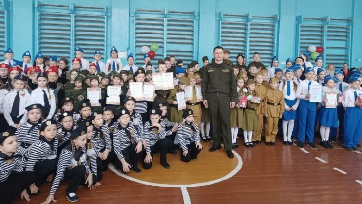 В СШ №1 Кричева прошел парад октябрьских войск