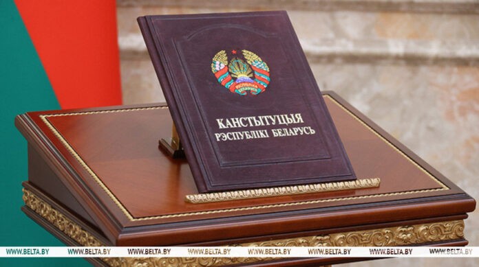 Церемония вступления в должность вновь избранного Президента Республики Беларусь Александра Лукашенко состоится 25 марта. Об этом БЕЛТА сообщили в Центральной избирательной комиссии. Согласно Конституции Республики Беларусь, Присяга Президента приносится в торжественной обстановке в присутствии членов Президиума Всебелорусского народного собрания, депутатов Палаты представителей и членов Совета Республики, судей Конституционного и Верховного судов не позднее двух месяцев со дня избрания Президента.