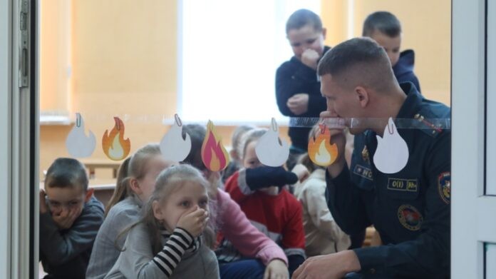 Кричевские спасатели учат детей как действовать при чрезвычайных ситуациях