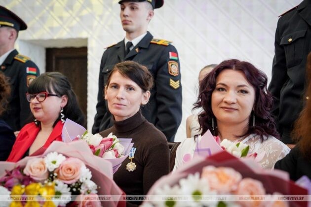 Кричевлянке Яне Рогуевой в торжественной обстановке вручили орден Матери