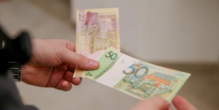 Белстат: средняя зарплата белорусов в феврале составила почти 2,5 тыс. рублей