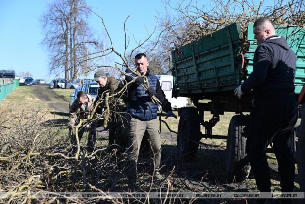 Милиционеры провели субботник в кричевском социальном пансионате «Оберег»