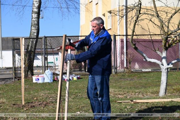 Милиционеры провели субботник в кричевском социальном пансионате «Оберег»