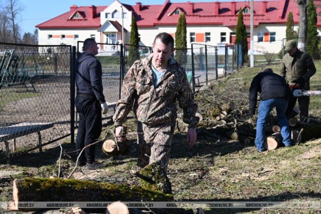 Милиционеры провели субботник в кричевском социальном пансионате «Оберег»