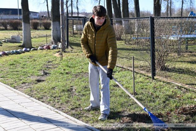 Милиционеры провели субботник в кричевском социальном пансионате «Оберег»