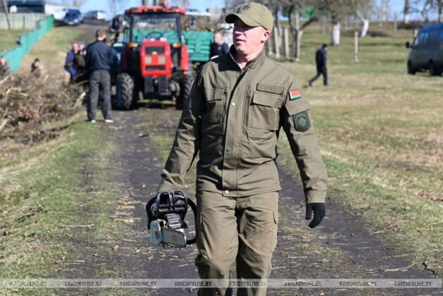 Милиционеры провели субботник в кричевском социальном пансионате «Оберег»