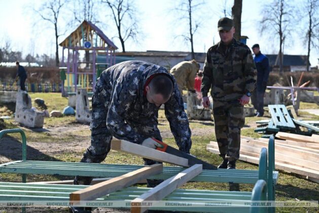 Милиционеры провели субботник в кричевском социальном пансионате «Оберег»