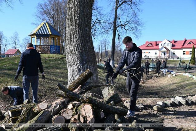 Милиционеры провели субботник в кричевском социальном пансионате «Оберег»