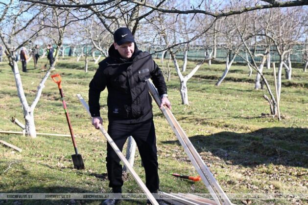 Милиционеры провели субботник в кричевском социальном пансионате «Оберег»