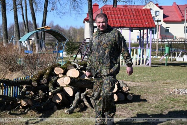 Милиционеры провели субботник в кричевском социальном пансионате «Оберег»