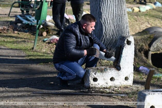 Милиционеры провели субботник в кричевском социальном пансионате «Оберег»