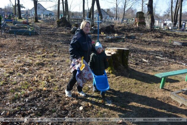Около 40 человек вышло на субботник в деревни Сокольничи