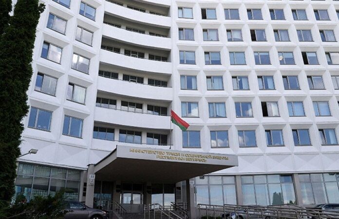Как в Беларуси совместить трудовой отпуск и декрет, рассказали в Минтруда
