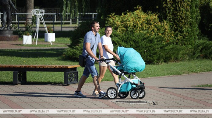 Соцопрос: более 70% белорусской молодежи отмечают высокую ценность семьи