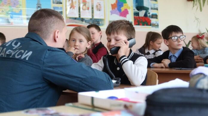 Как избежать опасностей: кричевские спасатели провели урок безопасности в Будянской школе