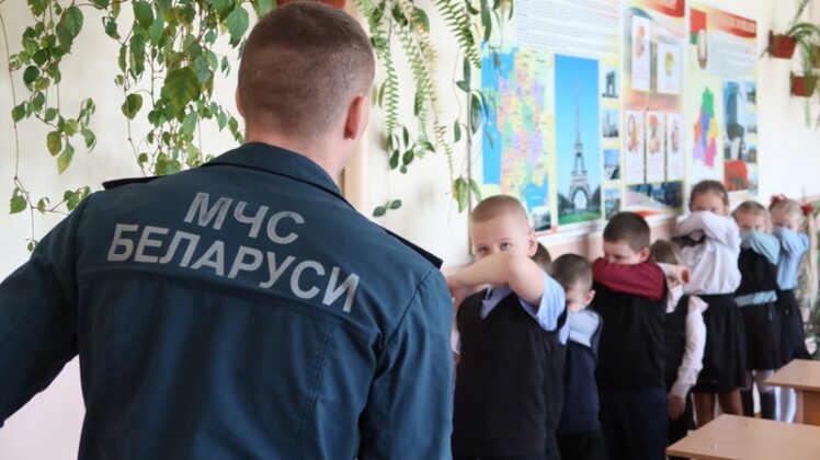 Как избежать опасностей: кричевские спасатели провели урок безопасности в Будянской школе