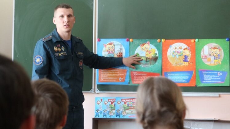 Как избежать опасностей: кричевские спасатели провели урок безопасности в Будянской школе
