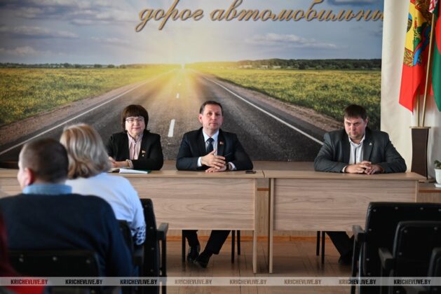 Глава района Алексей Шарай обсуждает будущее Кричева с трудовыми коллективами