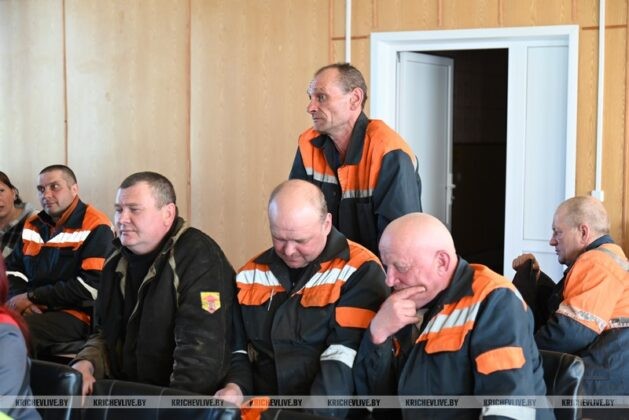 Глава района Алексей Шарай обсуждает будущее Кричева с трудовыми коллективами