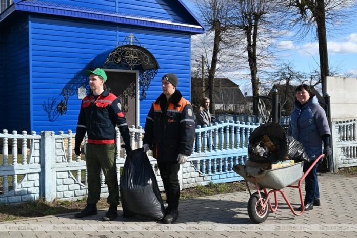 Молодежь Кричева присоединилась к благоустройству родного города