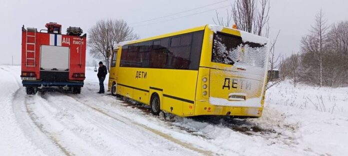 Кричевские спасатели помогли школьному автобусу выбраться из снежного плена