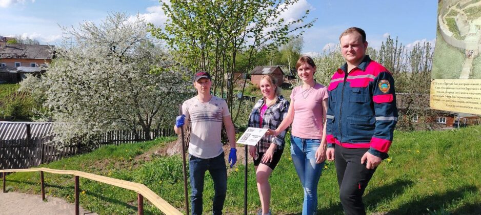 Активисты БРСМ Кричева облагородили территорию Свято-Николаевского храма