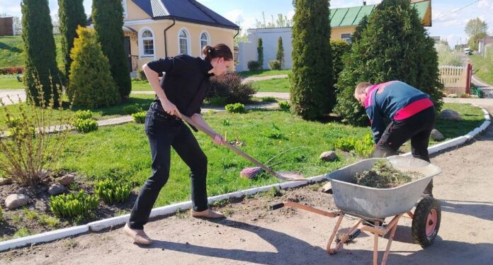 Активисты БРСМ Кричева облагородили территорию Свято-Николаевского храма