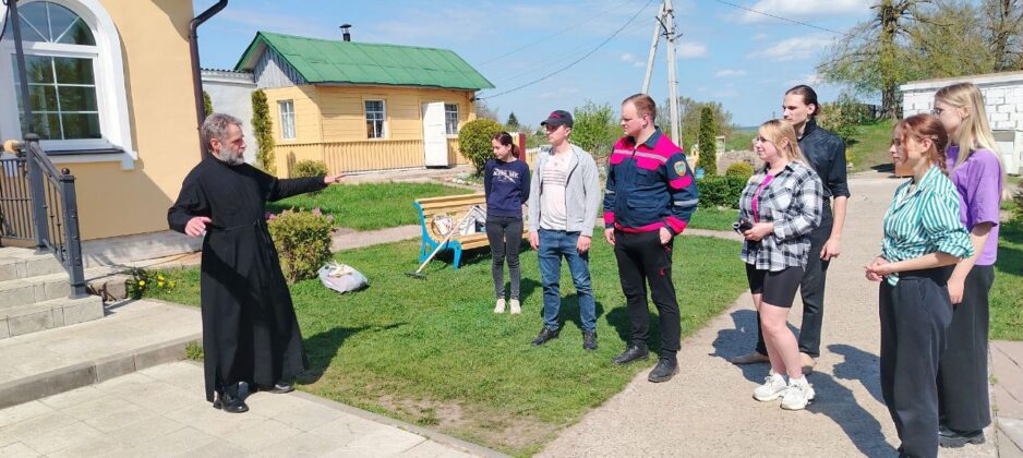 Активисты БРСМ Кричева облагородили территорию Свято-Николаевского храма