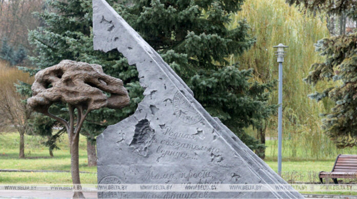 "Как белорусы и обещали". Памятник "Живая память благодарных поколений" доставили в Москву