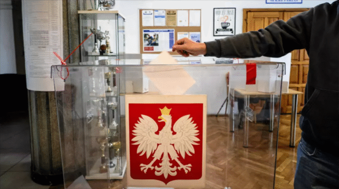 Опрос: рейтинг поддержки кандидатов перед вторым туром выборов президента Польши одинаковый