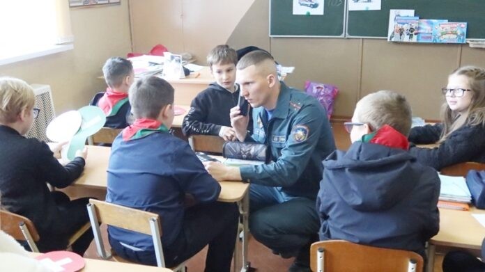 Инспектор Кричевского РОЧС поделился правилами безопасности со школьниками