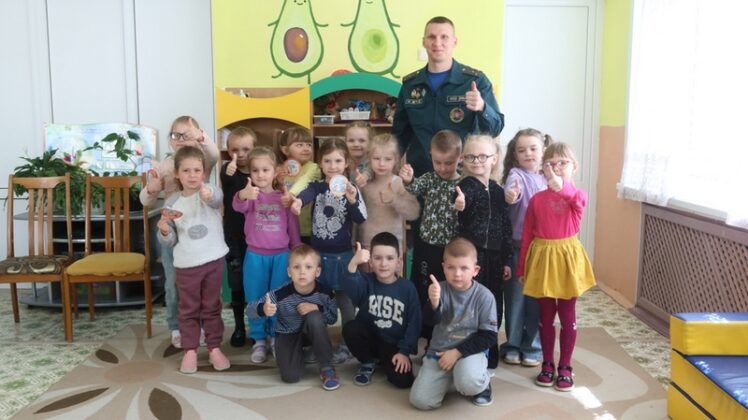 "101" для малышей: спасатели рассказали кричевским дошкольникам, как действовать в экстренных ситуациях