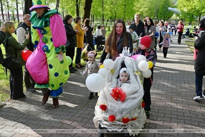 Чем удивляли кричевлян участники парада колясок