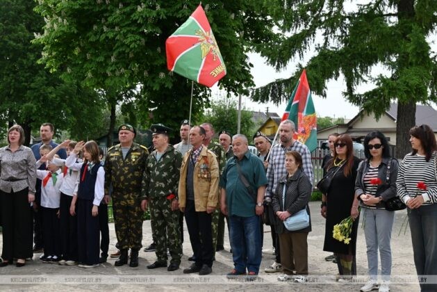 В День пограничника в Кричеве открыли мемориальную доску памяти земляка