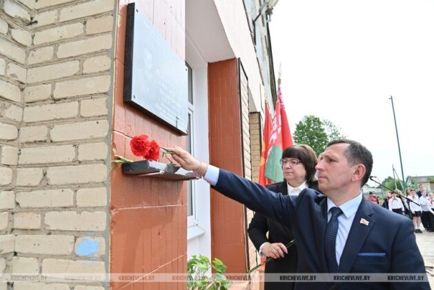 В День пограничника в Кричеве открыли мемориальную доску памяти земляка