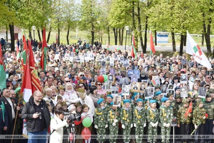Сенатор поздравляет кричевлян с Днем Победы