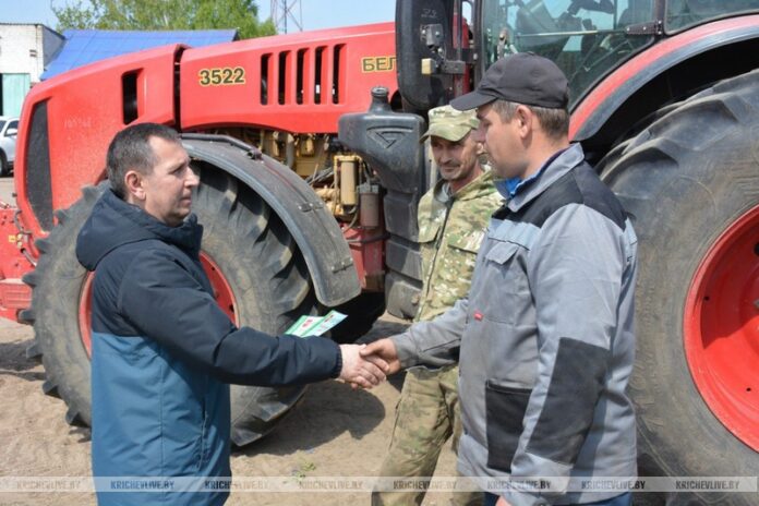 Председатель Кричевского райисполкома Алексей Шарай вручил награды передовикам весенних полевых работ 2025 года