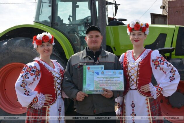 Председатель Кричевского райисполкома Алексей Шарай вручил награды передовикам весенних полевых работ 2025 года
