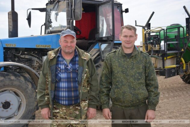 Председатель Кричевского райисполкома Алексей Шарай вручил награды передовикам весенних полевых работ 2025 года