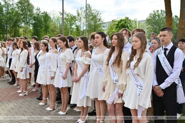 Для 194 выпускников кричевских школ прозвенел последний звонок
