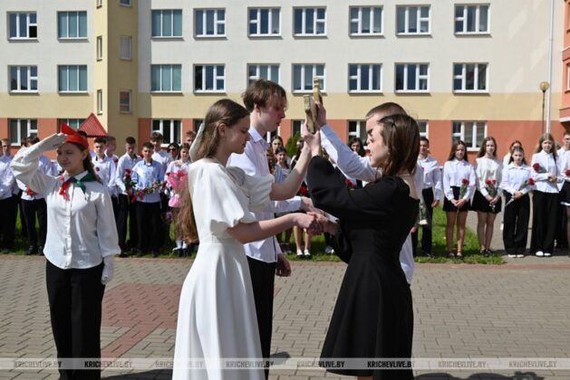 Для 194 выпускников кричевских школ прозвенел последний звонок