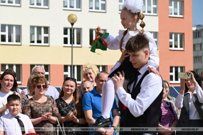 Для 194 выпускников кричевских школ прозвенел последний звонок