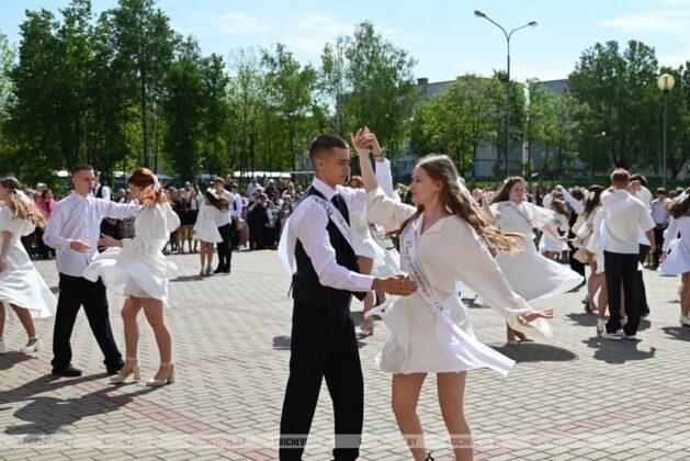 Для 194 выпускников кричевских школ прозвенел последний звонок