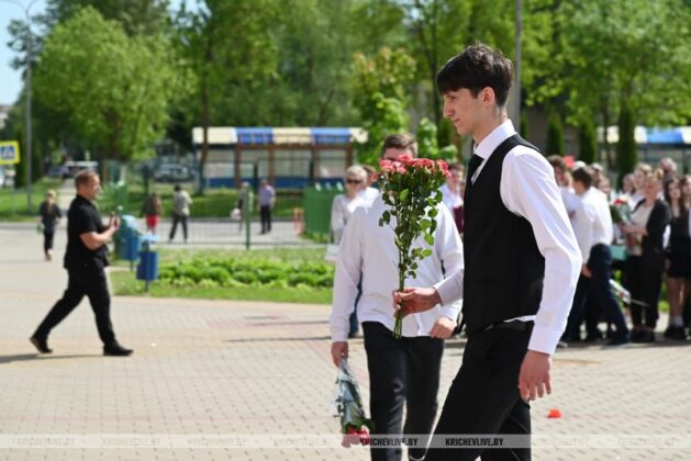 Для 194 выпускников кричевских школ прозвенел последний звонок