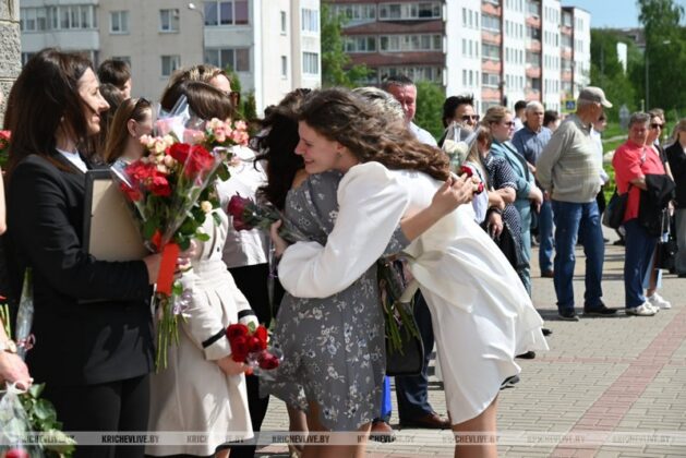 Для 194 выпускников кричевских школ прозвенел последний звонок
